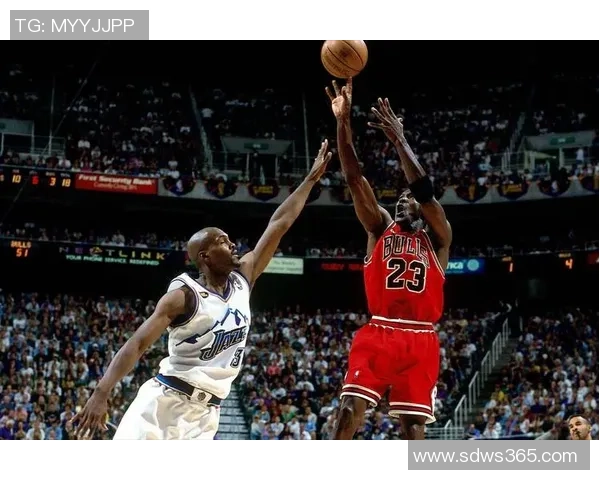 足球巨星与篮球传奇乔丹首次相遇的精彩时刻